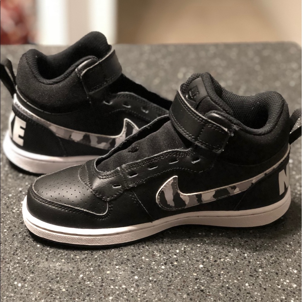 Worn twice. Size 1Y Nike boys sneakers